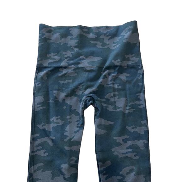 Spanx Look At Me Now Seamless Camo Leggings Women’s size Medium - Picture 2 of 5
